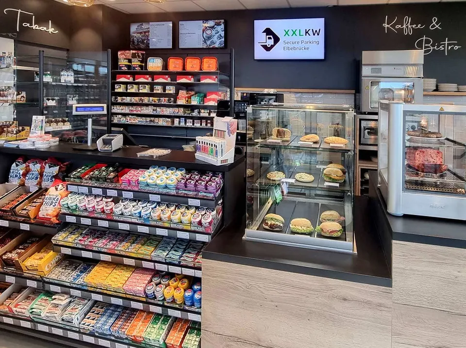 Blick in den Shop mit Snacks, Getränken und Bistro-Theke